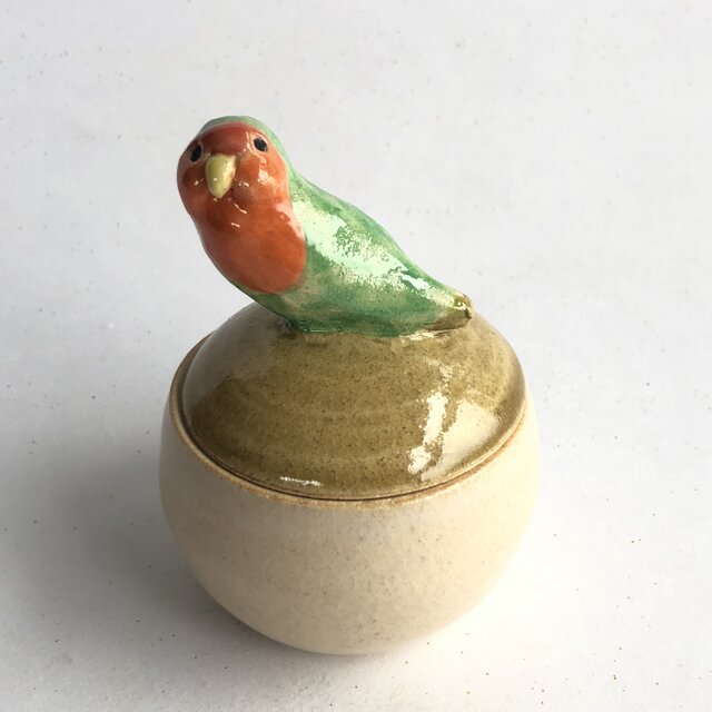 陶のハコ・手のり小鳥「コザクラインコ」の画像1枚目