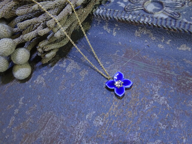 小さな花のnecklace(青)の画像1枚目