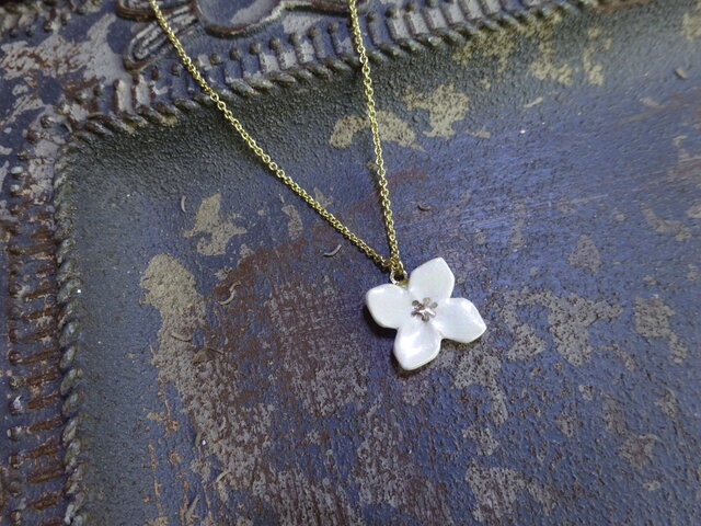 小さな花のnecklace(真珠白)の画像1枚目