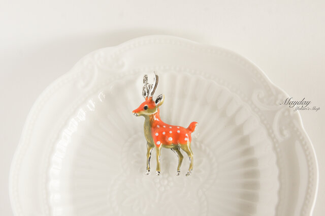 可愛い動物たちのブローチシリーズ 森の中の鹿のブローチ Iichi ハンドメイド クラフト作品 手仕事品の通販