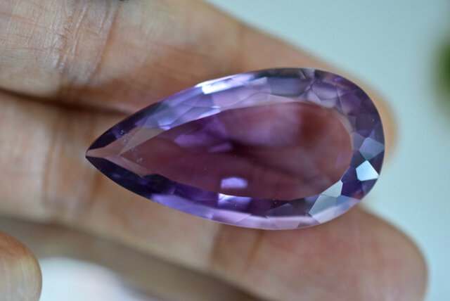 107 上品 一点物 天然超大粒アメジスト 雫 アメシスト 紫水晶 2月誕生石 天然石 ルース 裸石の画像1枚目