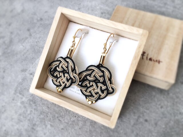 水引ドロップ型ピアス（墨×亜麻色） | iichi 日々の暮らしを心地よく