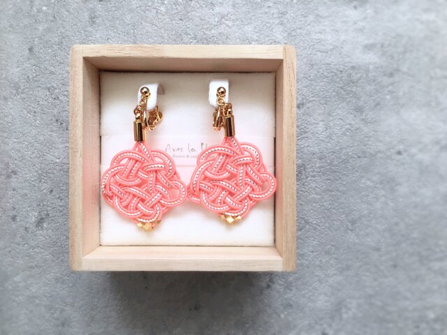 Aprosio&co のサーモンピンクボールイヤリング Aprosio&co のサーモンピンクボールイヤリング Aprosio&co の