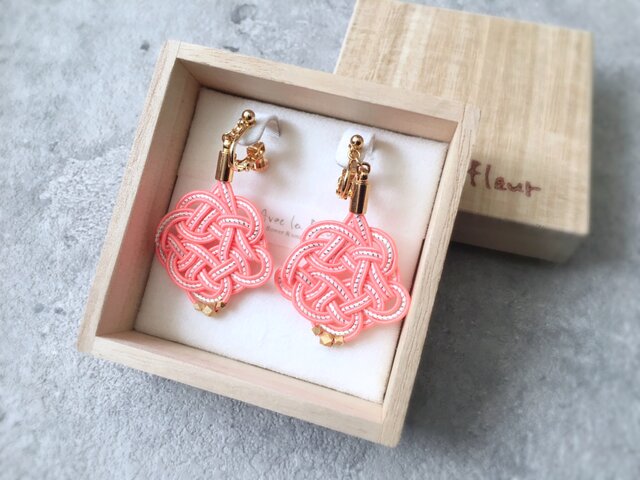 水引ドロップ型イヤリング（サーモンピンク） | iichi 日々の