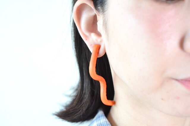 自由に形を作れるleather pierce/earring 《Freely》〝 orange〟の画像1枚目