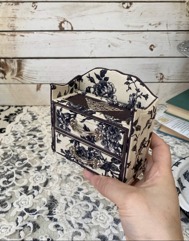 カルトナージュ シックな花柄のミニチュアチェスト | iichi 日々