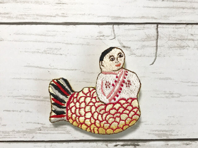 手刺繍日本画ブローチ*川崎巨泉「シャム張子起上り人形」よりの画像1枚目