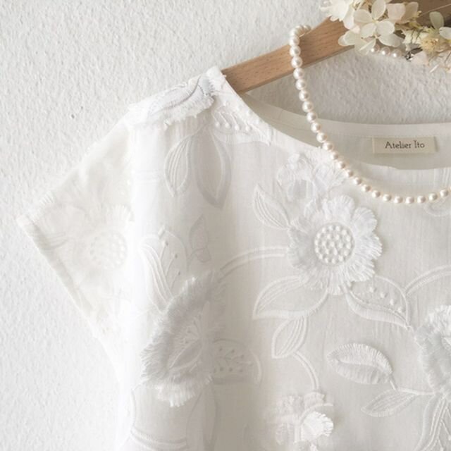 数量限定予約 : フランス製立体お刺繍ブラウスの画像1枚目