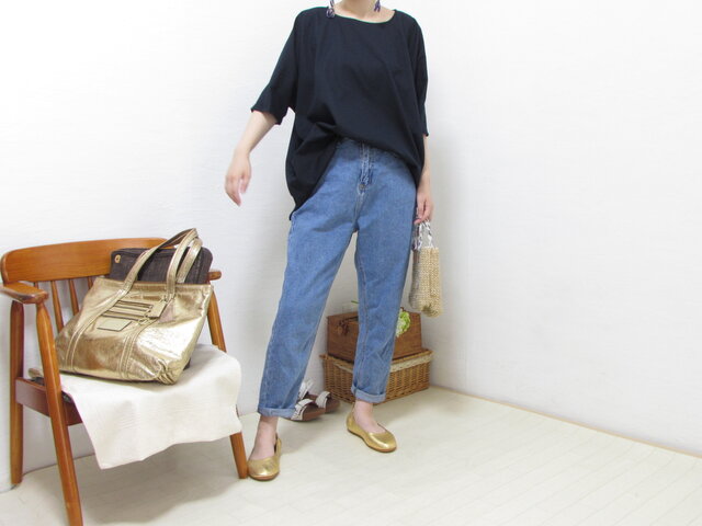 2093 大人可愛いリラックス。薄手コットンネイビーのブラウスの画像1枚目