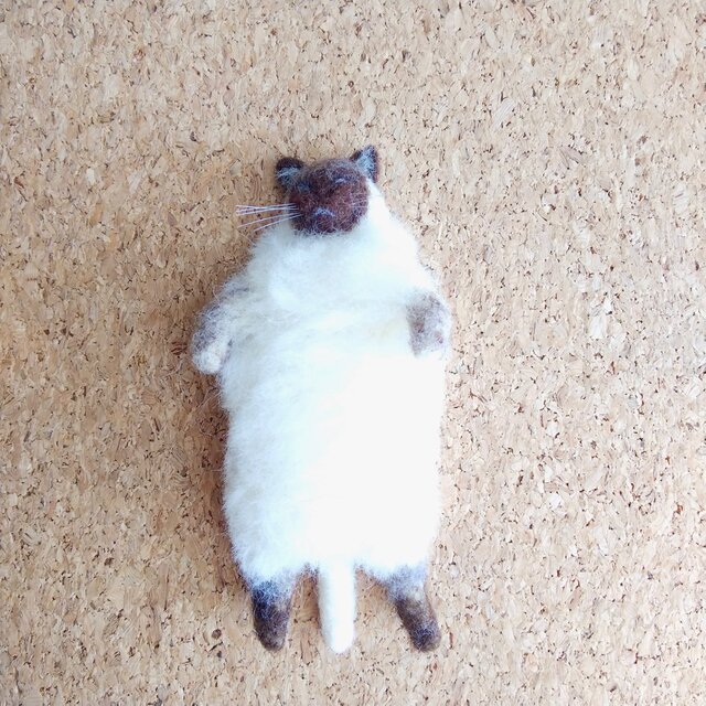 ナデナデ猫トンキニーズ(仰向け)の画像1枚目