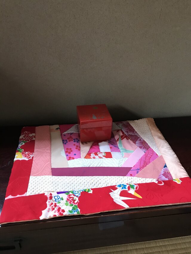 ヴィンテージ布のクレージーキルトマット　ベィビィカラー集まれ