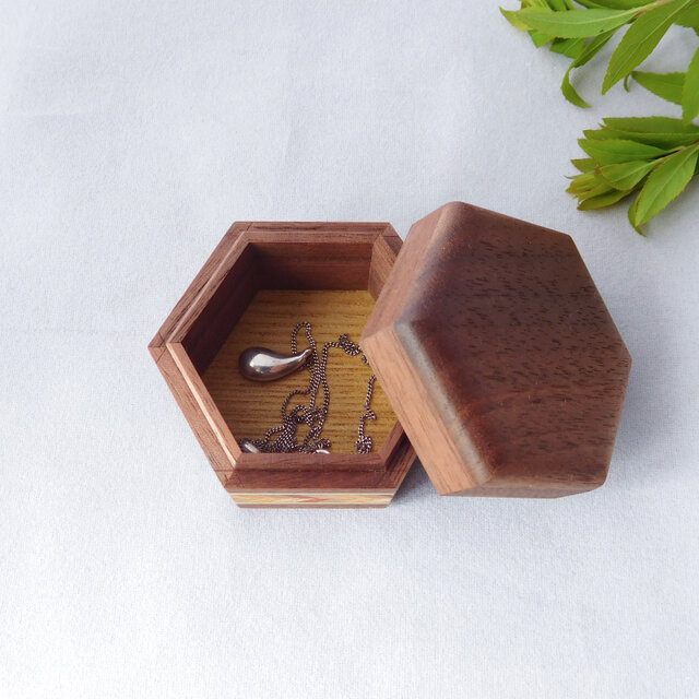 セン材　蓋付き　小物入れ　四角形 　ハンドメイド　無塗装 六角小箱（朴） | iichi 日々の暮らしを心地よくするハンドメイドや