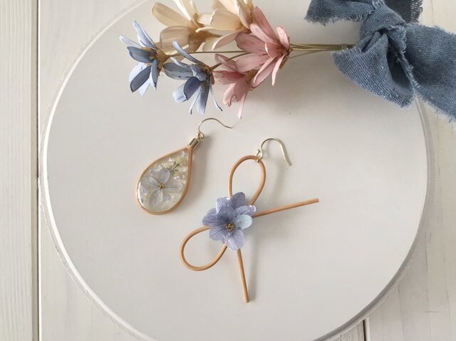 ラタンとレジンのアシンメトリーピアス(紫陽花・ブルー)の画像1枚目