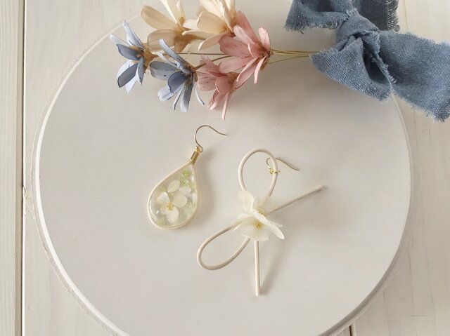 ラタンとレジンのアシンメトリーピアス(紫陽花・ホワイト)の画像1枚目