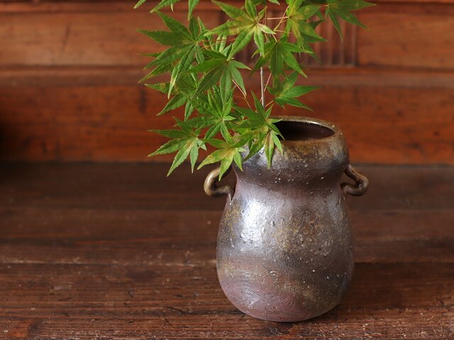 備前焼 耳付花入れ h1-042 | iichi 日々の暮らしを心地よくする