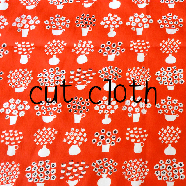 【カットクロス】flower base - small(red)オーガニックコットン サテン(69×43cm)の画像1枚目