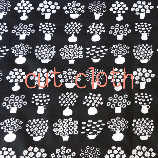 【カットクロス】flower base - small(black)オーガニックコットン サテン(69×43cm)の画像1枚目