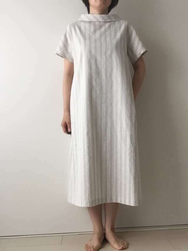ロールカラーのリネン混ワンピースの画像1枚目