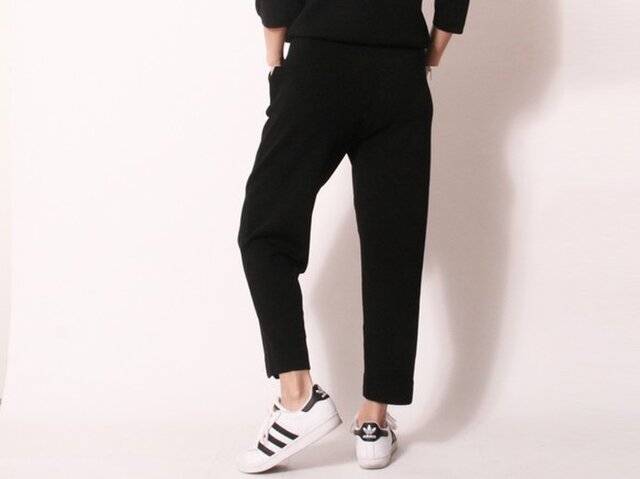 ストレッチ素材のサルエル風テーパードパンツ(黒)20001 | iichi