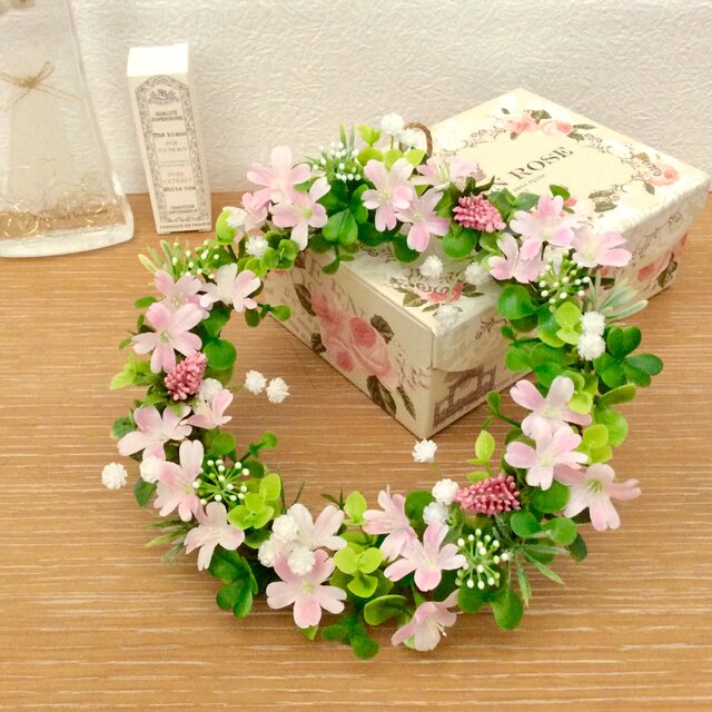 かすみ草とピンクのお花リースの画像1枚目