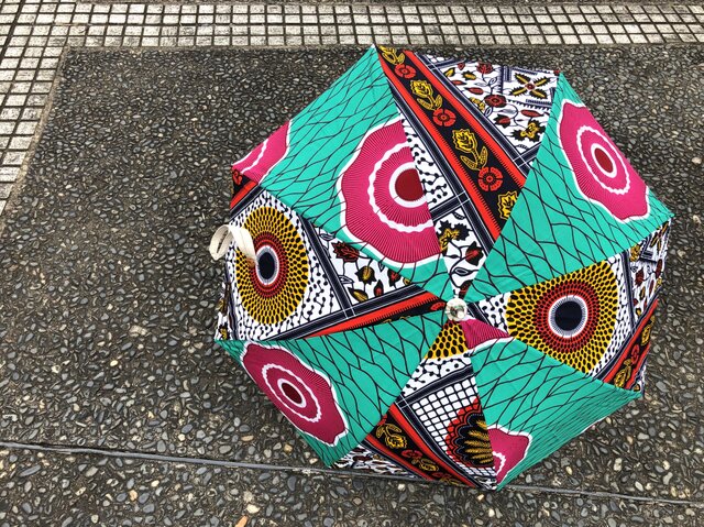 e171-アフリカ布日傘(ジャンプ式)の画像1枚目