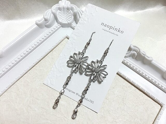 シルバーメタリックフラワーのゆらゆらピアスorイヤリング★の画像1枚目