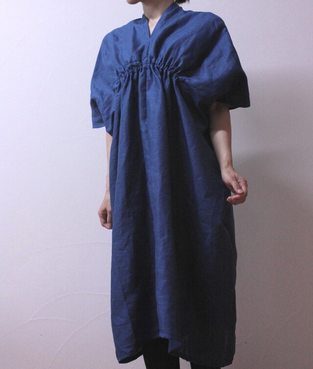 シャーリングの入ったリネンワンピース