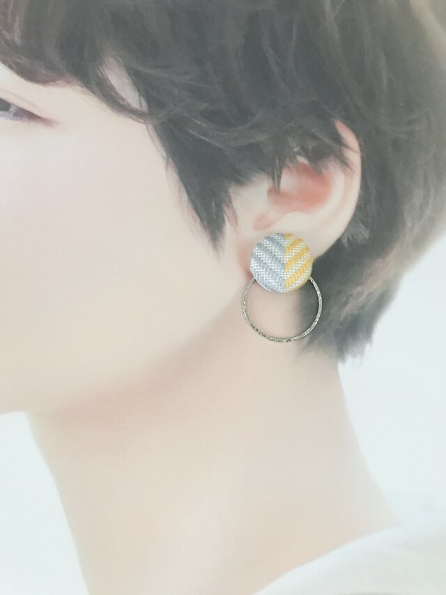 こぎん刺しのイヤリング〈糸流れの応用〉1.8cmの画像1枚目