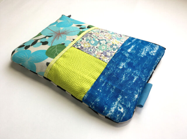 色とりどりのポーチ 通帳ケース ブルーの花柄【送料無料