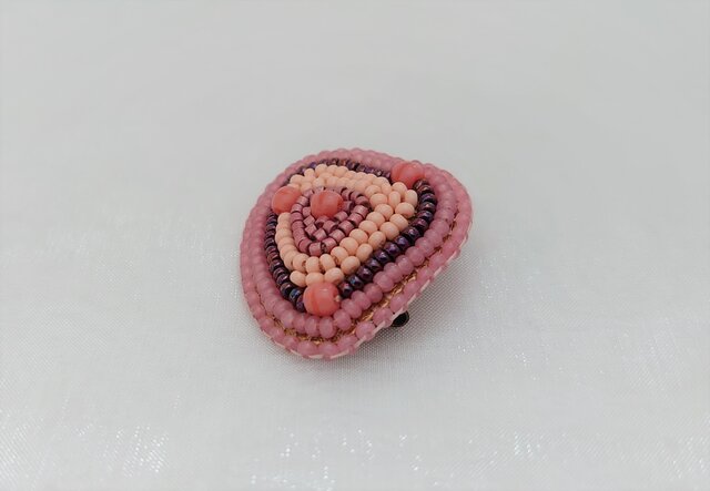 いちご 桜 ビーズ 刺繍ブローチ ハンドメイドアクセサリー いちご 桜 ビーズ 刺繍ブローチ ハンドメイドアクセサリー