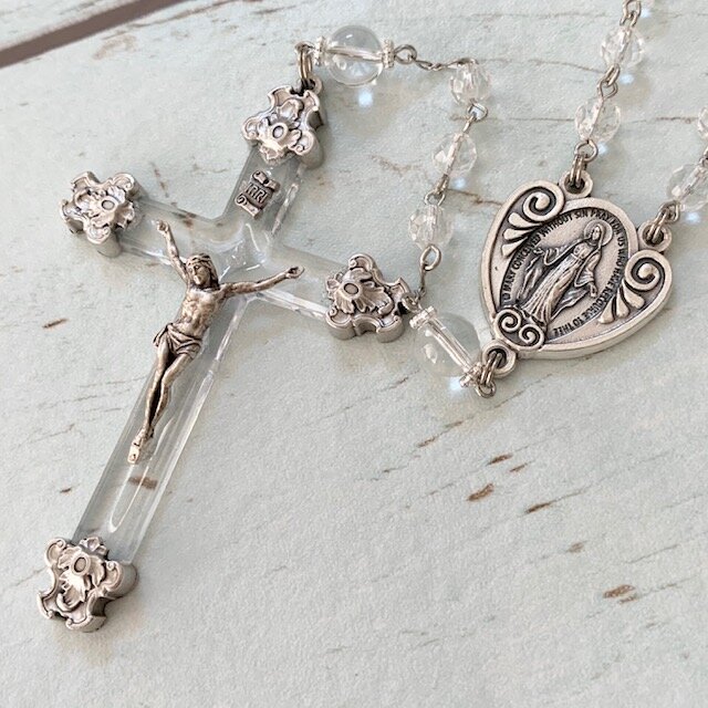 本水晶のロザリオ | iichi 日々の暮らしを心地よくするハンドメイドや