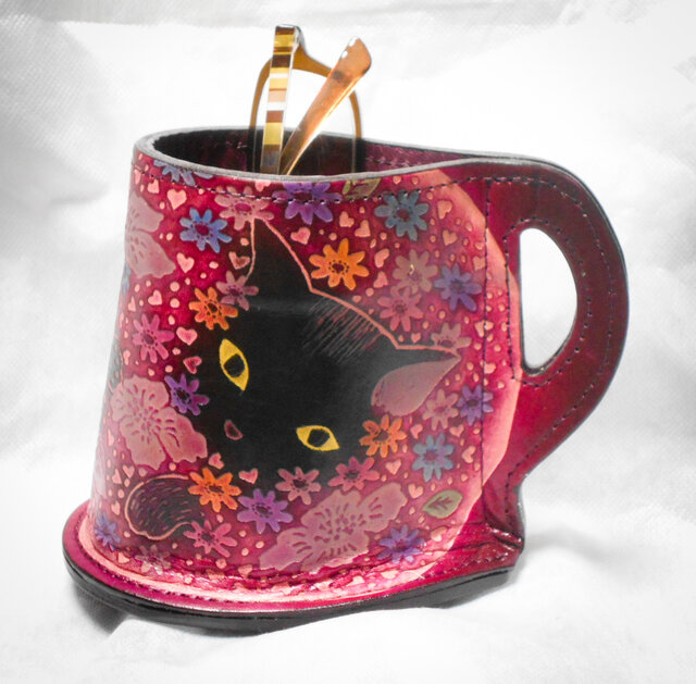 絵画 。手描き【猫たちはテーブルの周りで花瓶の中のきれいな花を見ている】 絵画 。手描き【猫たちはテーブルの周りで花瓶の中のきれいな花を見て