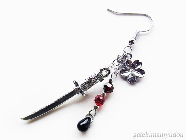 日本刀と桜のフックピアス/紅【イヤリングやイヤーカフ等変更可】の画像1枚目