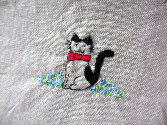 リネン刺繍平ポーチ お花畑の猫ちゃんb Iichi ハンドメイド クラフト作品 手仕事品の通販