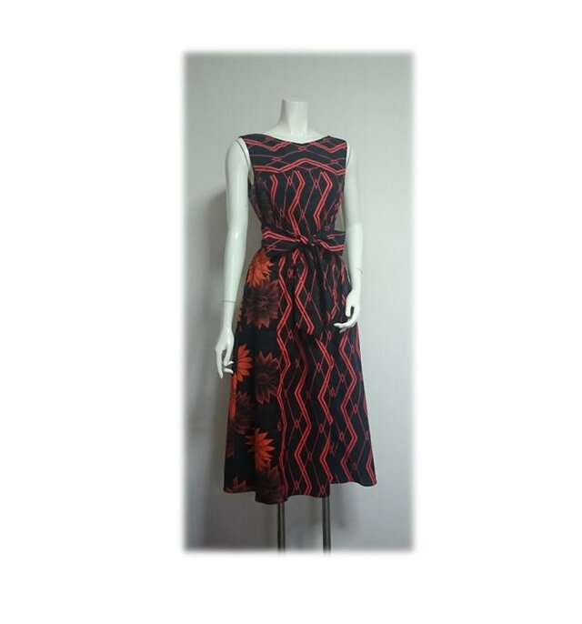 172＊2種類の柄浴衣からＡラインワンピース（黒×オレンジ・訳有）