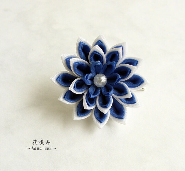 花咲み お花のポニーフック 青×白 つまみ細工の画像1枚目