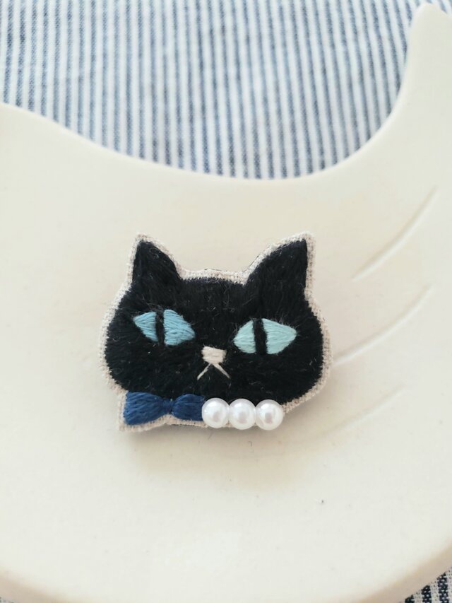 黒猫刺繍ブローチ（ブルー）【受注製作】 | iichi 日々の暮らしを 
