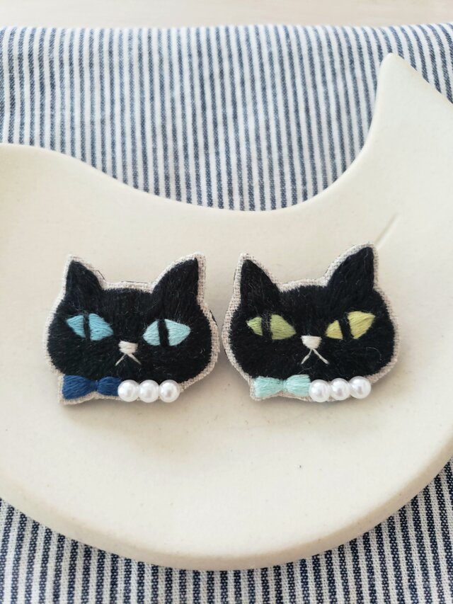 黒猫刺繍ブローチ（ブルー）【受注製作】 | iichi 日々の暮らしを 