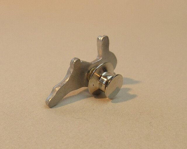 うさぎのピンバッチ | iichi 日々の暮らしを心地よくする