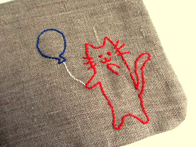 ヨーロッパリネン 猫刺繍のくったりポーチ 風船ネコちゃん Iichi ハンドメイド クラフト作品 手仕事品の通販
