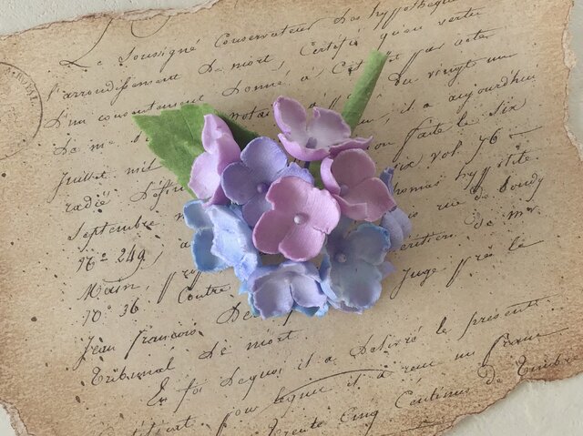 染め花の紫陽花のコサージュ(パープル系)の画像1枚目