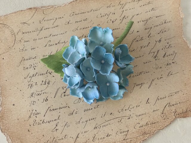 染め花の紫陽花のコサージュ(ライトブルー)の画像1枚目