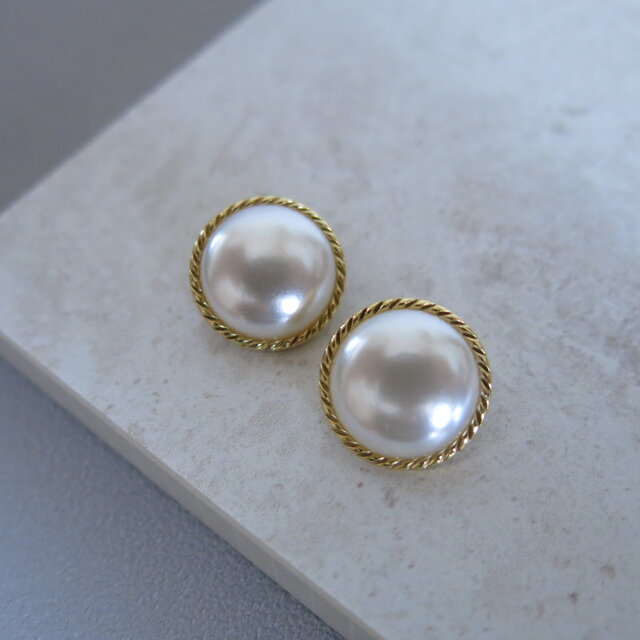 パール×ゴールフレーム　ヴィンテージボタンピアス　パールピアス