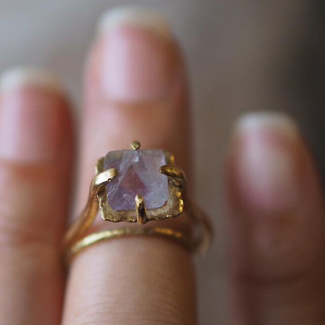 古代遺跡をイメージ。ロマン感じるフローライト・真鍮リング7~8号(グリーン