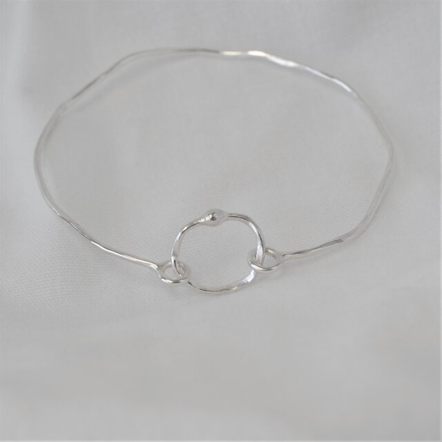 銀のにぶくひかる細めの腕輪　－１31－