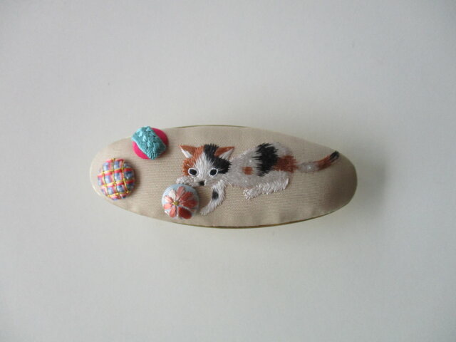 仔猫と遊ぶ 刺繍バレッタの画像1枚目