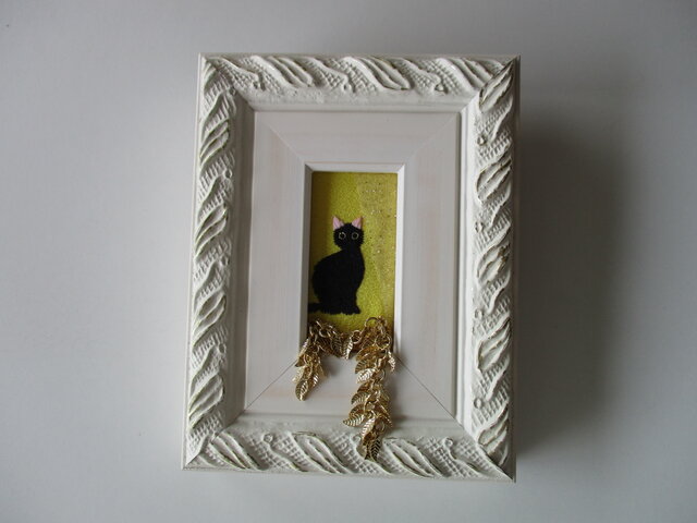 夜・窓猫 刺繍額 | iichi 日々の暮らしを心地よくするハンドメイドや