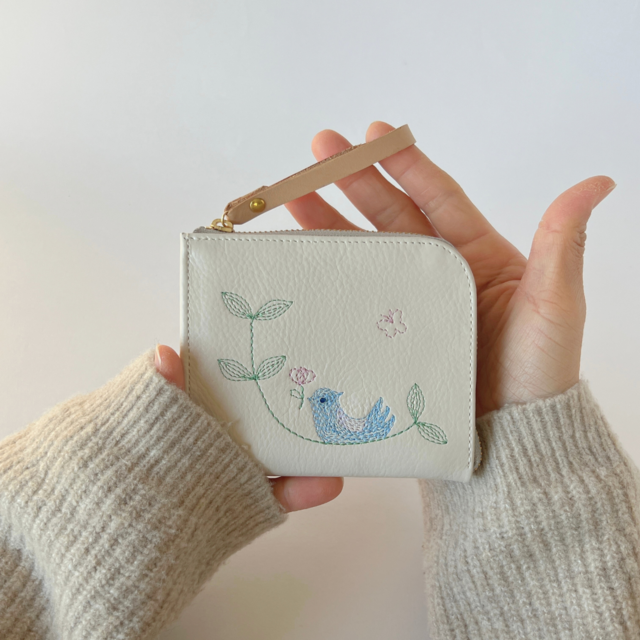 デニム風財布刺繍付き 刺繍革財布『幸せな青い鳥』牛革☆ホワイトクリーム色☆（二