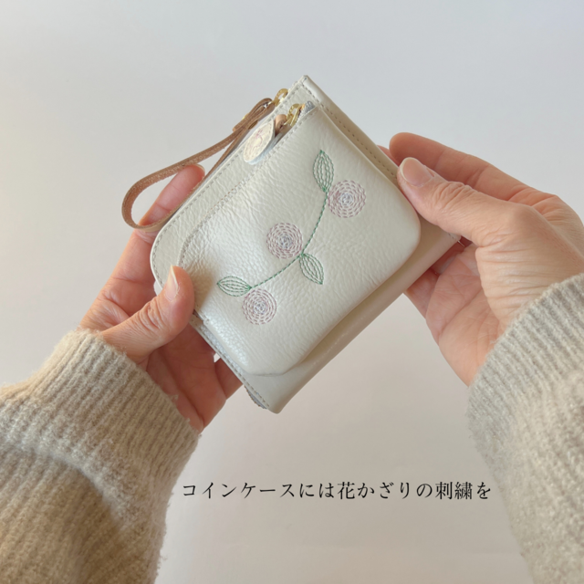 刺繍革財布『幸せな青い鳥』牛革☆ホワイトクリーム色☆（二