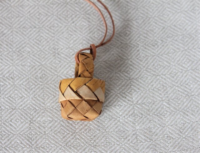 白樺小枝のブランコ♪ 白樺の小さなかごのペンダント | iichi 日々の暮らしを心地よく
